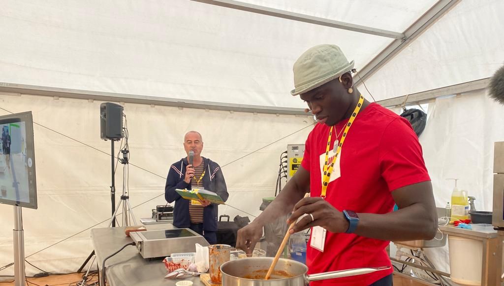 Niang Cook a cuisiné son "Jollof Rice" pendant le festival du livre gourmand devant une vingtaine de spectateurs. © Radio France - Charlotte Jousserand